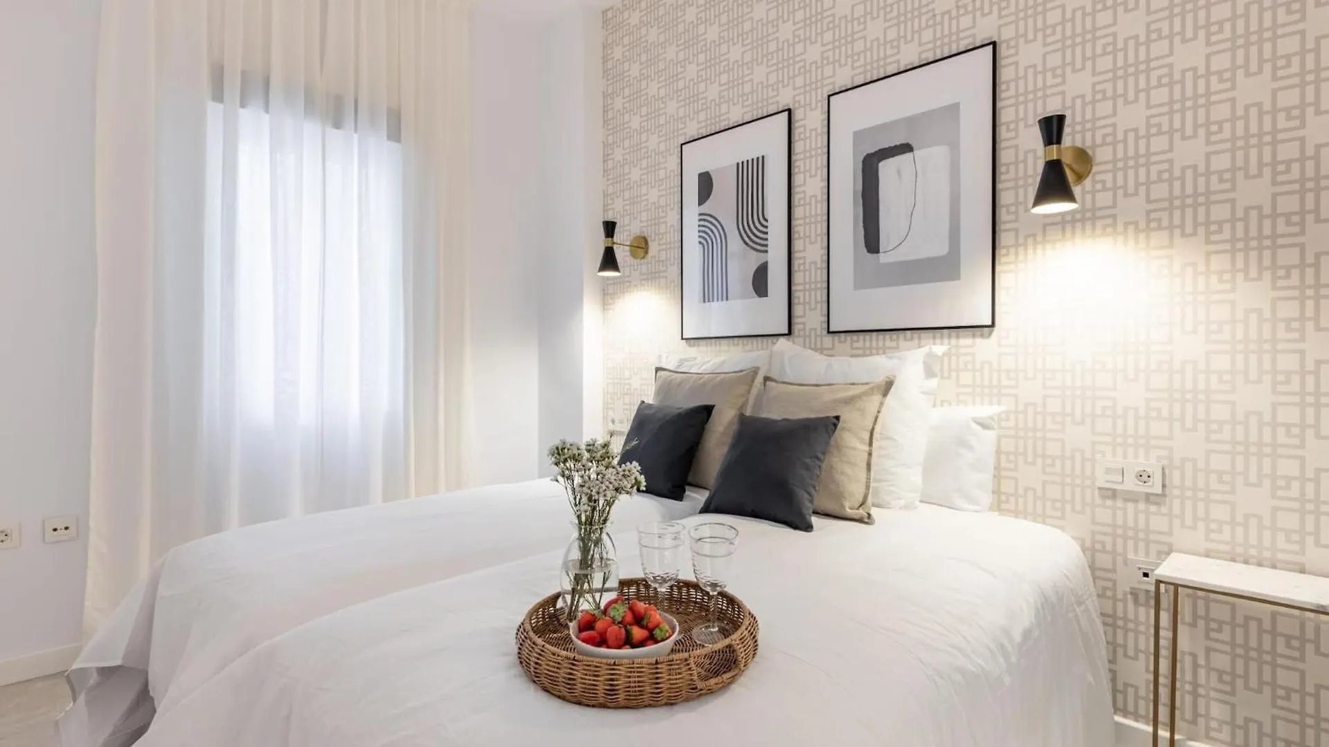 Central Stylish And Elegant 1 & 2 Bedroom Apartments III Granada