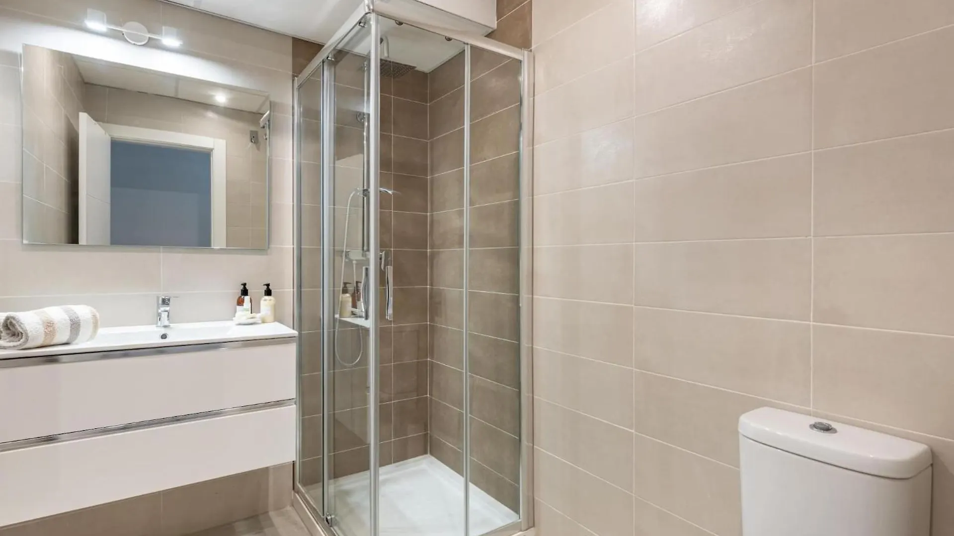 Central Stylish And Elegant 1 & 2 Bedroom Apartments III Granada España