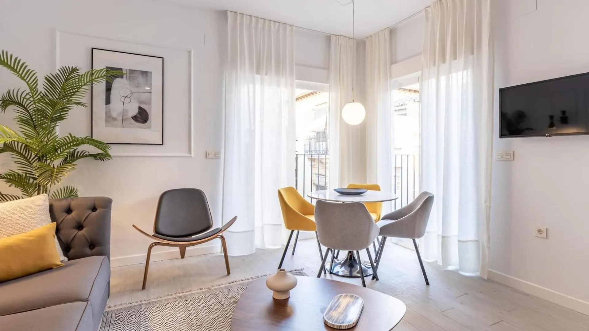 Central Stylish And Elegant 1 & 2 Bedroom Apartments III Granada