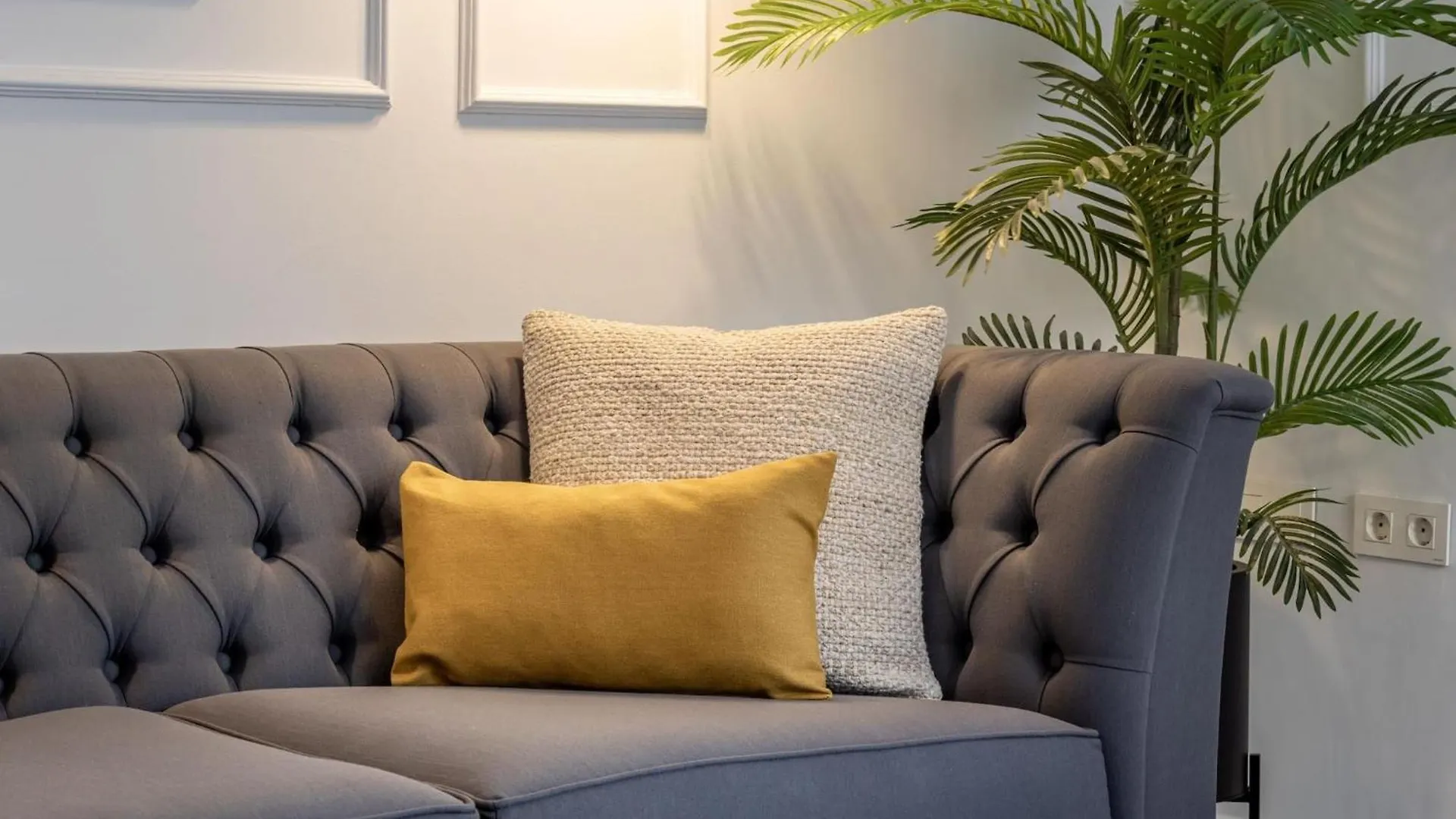 Central Stylish And Elegant 1 & 2 Bedroom Apartments III Granada Spain