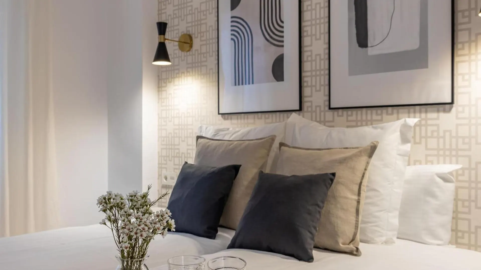 Central Stylish And Elegant 1 & 2 Bedroom Apartments III Granada Spain