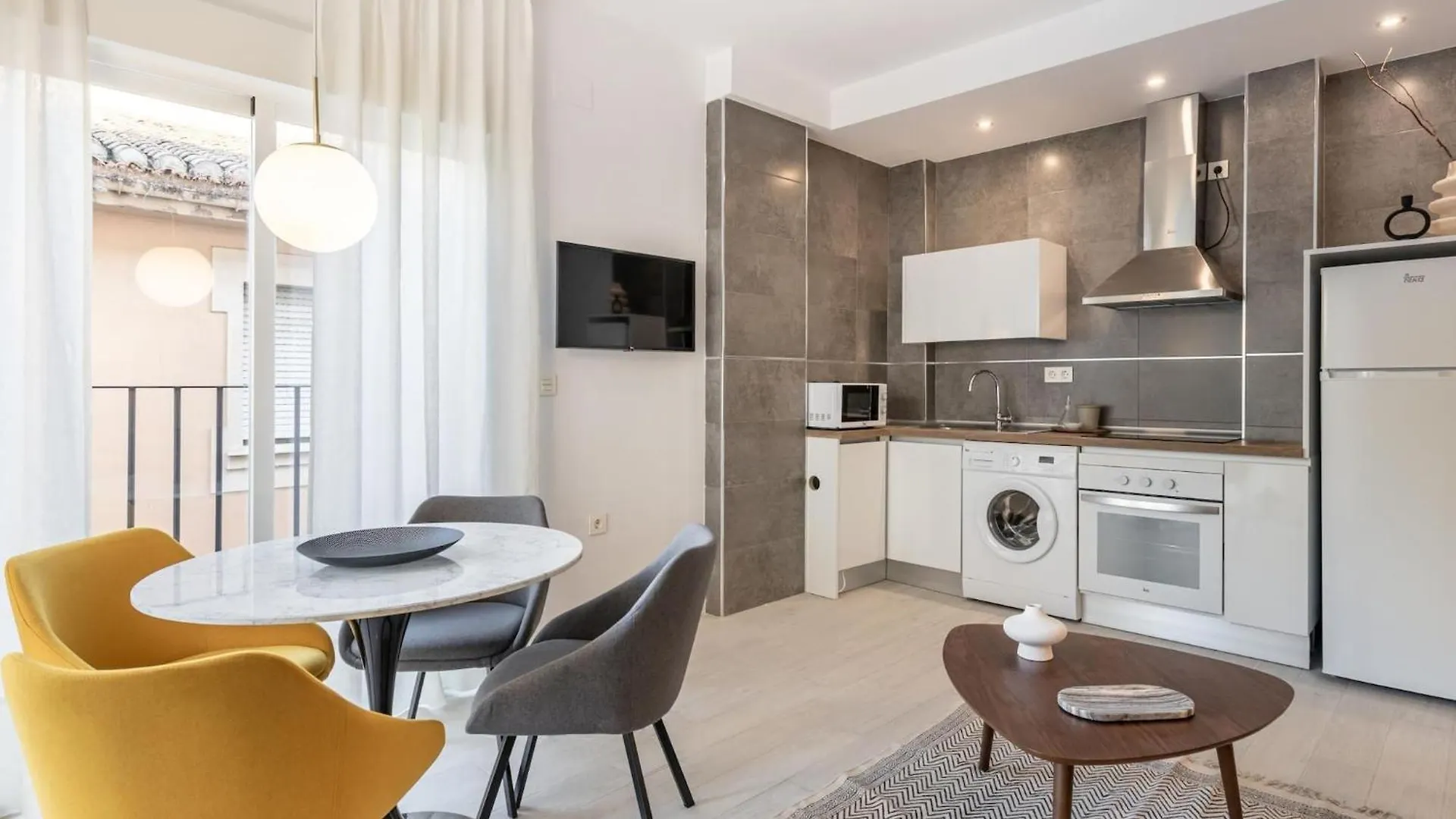 Central Stylish And Elegant 1 & 2 Bedroom Apartments III Granada